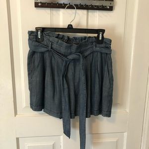 Flowy denim shorts with tie